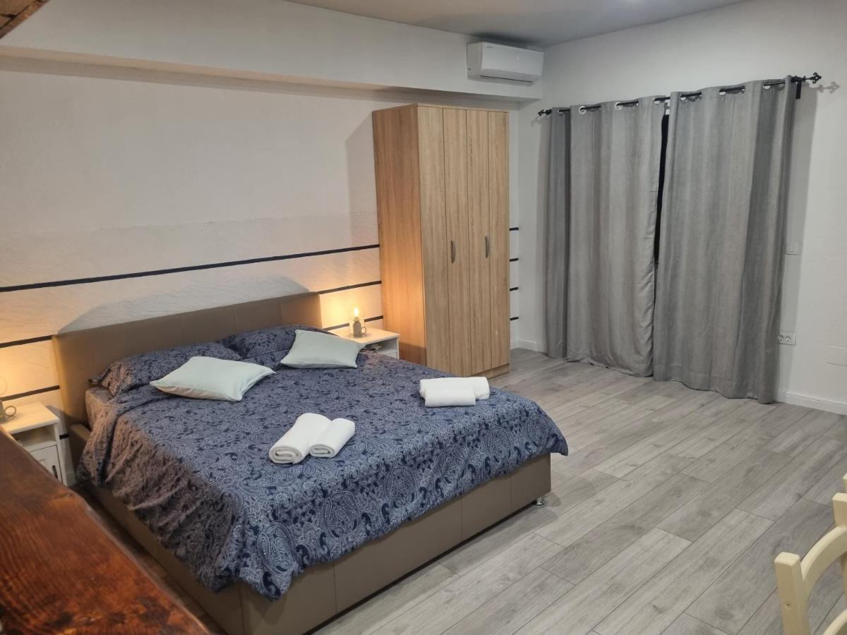 Rooms And Apartment Feral Ровин Екстериор снимка