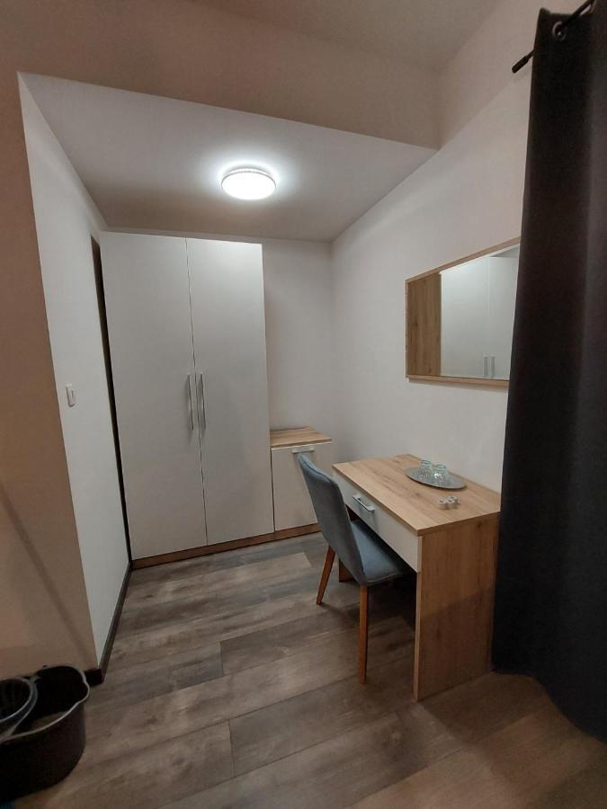 Rooms And Apartment Feral Ровин Екстериор снимка