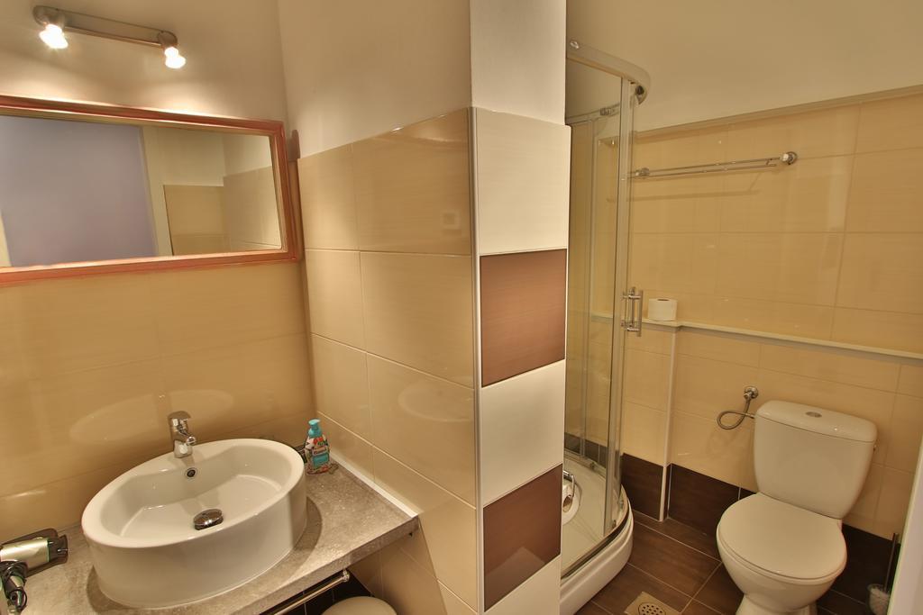 Rooms And Apartment Feral Ровин Екстериор снимка